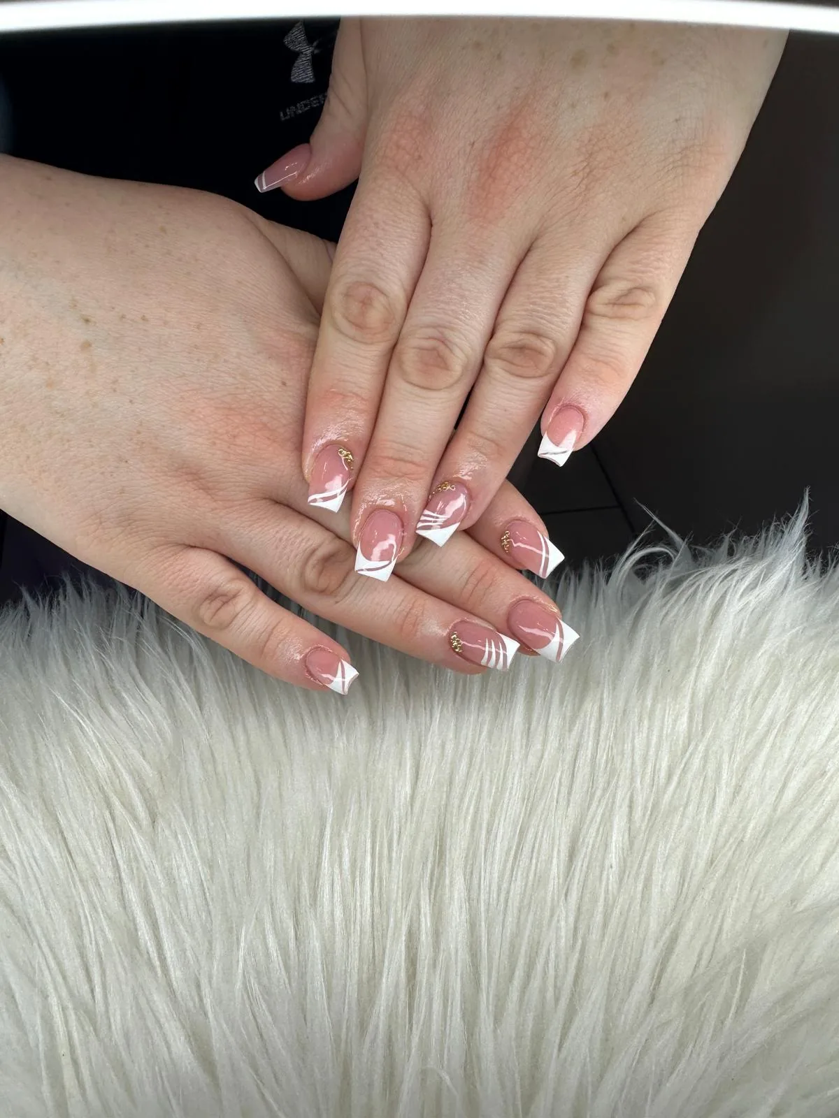 Manicure clásico con esmaltado French blanco en Danieyis Nails Sarasota