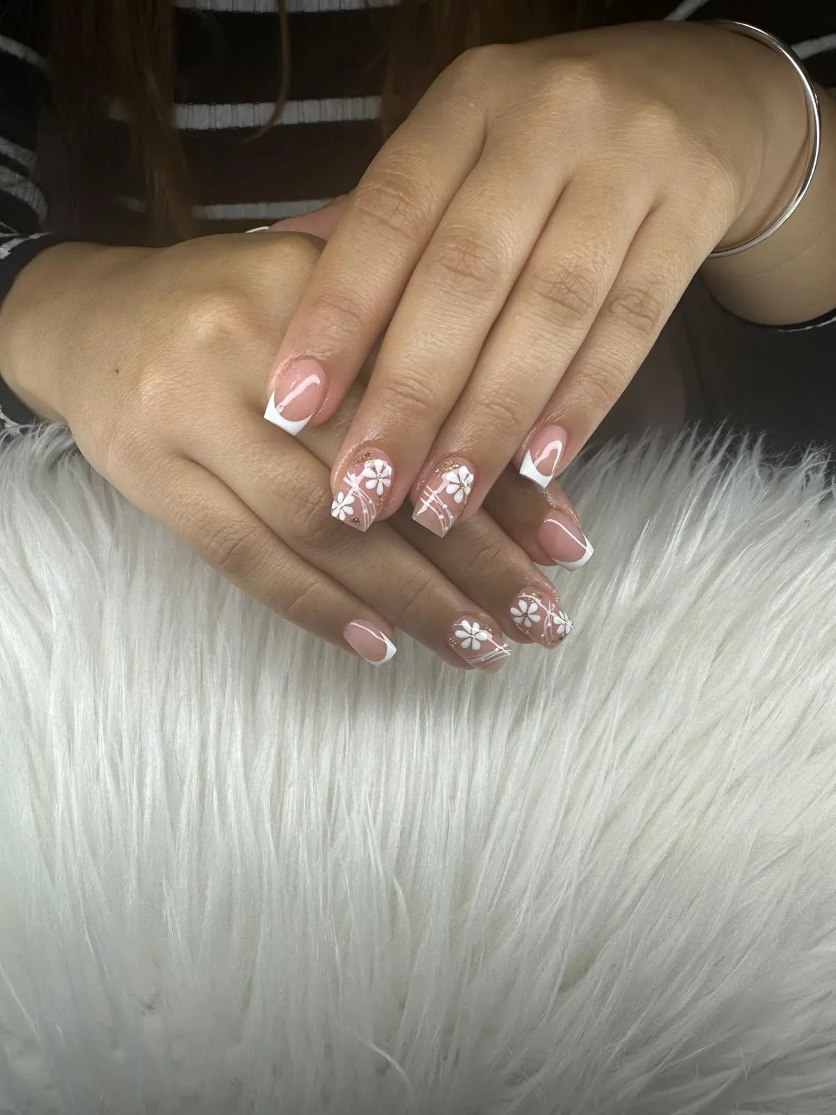 Manicure en gel con French blanco y arte floral en uñas naturales — Danieyis Nails Sarasota