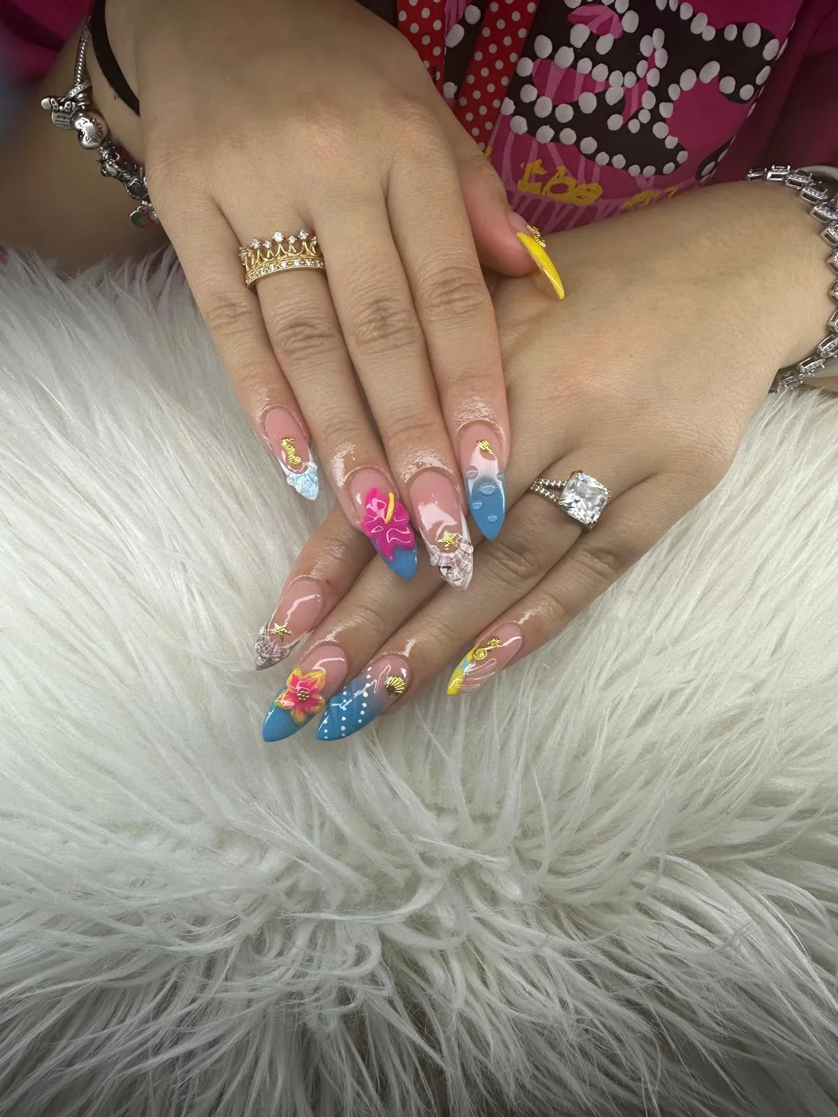 Nail art tropical multicolor con flores 3D — diseño artístico personalizado en Danieyis Nails Sarasota