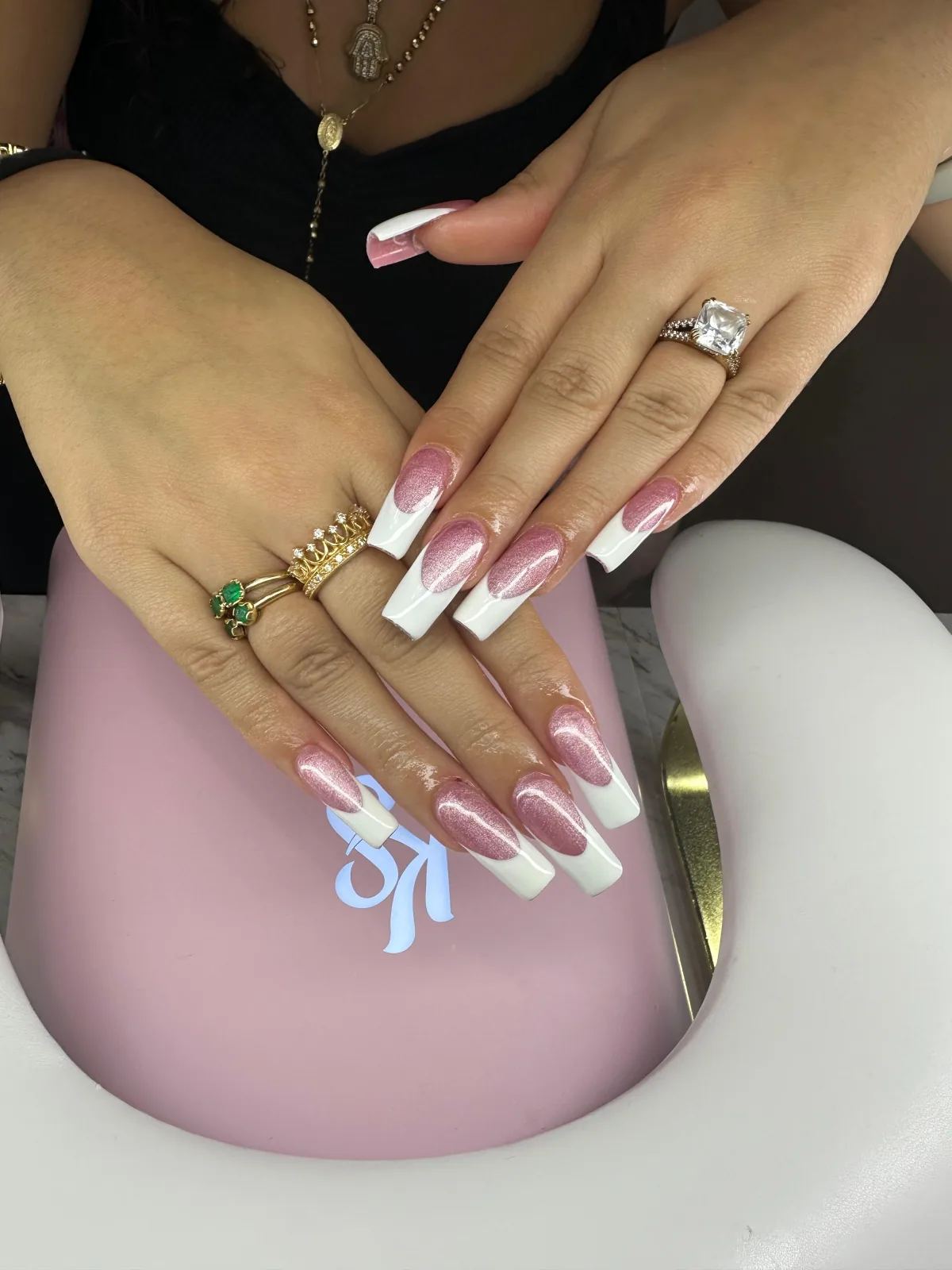Uñas acrílicas coffin largas con base rosa cromo y French blanco — Danieyis Nails Sarasota